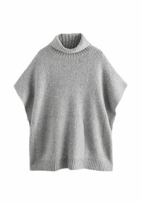 Poncho grigio a maglia con alto colletto a coste, maniche ampie e vestibilità rilassata. La texture è morbida e accogliente, con costine verticali.