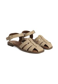 Beige sandalen gemaakt van synthetisch materiaal, met meerdere brede banden, een verstelbare enkelband en een platte bruine zool.