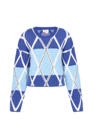 Skraćeni džemper u plavoj i svijetloplavoj boji, sa dijamantnim uzorkom u bijelim i srebrnim naglascima. Izrađen od mekog, teksturiranog materijala.