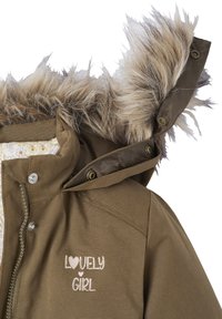 Braune isolierte Jacke mit einer mit Fell gefütterten Kapuze, Druckknöpfen und einer floral gemusterten Innenauskleidung, die mit dem aufgestickten Text "Lovely Girl" versehen ist.