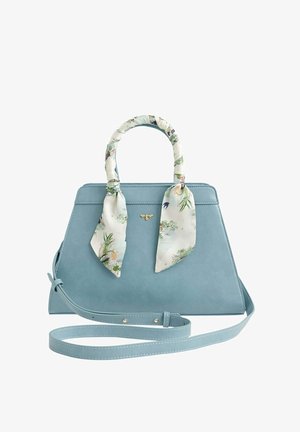 Borsa a tracolla in finta pelle di colore blu chiaro con un design strutturato. Presenta un manico con sciarpa floreale e una tracolla rimovibile. Accenti in hardware dorato.