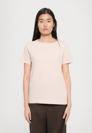 Heledad roosa lühikeste varrukatega T-särk, ümmargune kaelus, pehmest kangast, sirge lõikega, koos pruunide laiade pükstega. Lihtne ja minimalistlik disain.