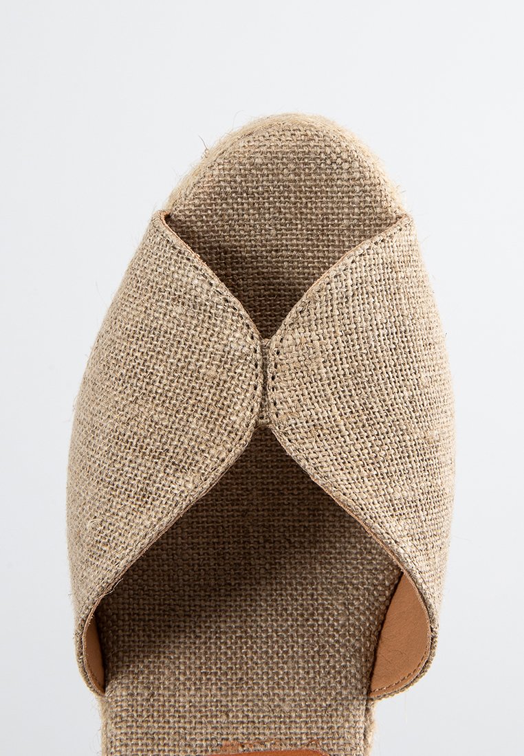 Naturfaser-Sandalette im Überkreuz-Design, mit gewebter Textur in Beige und brauner Lederinnensohle.