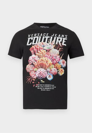 Črna majica s kratkimi rokavi z napisom "Versace Jeans Couture", barvnim grafičnim motivom koralnega grebena in majhnim belim napisom o podvodni ljubezni na sprednji strani.