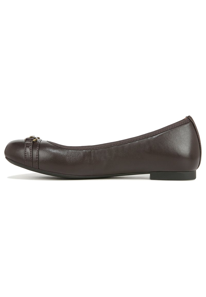 Bruine leren balletschoenen met een ronde neus, subtiele stiksels en een klein decoratief accent aan de voorkant.