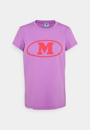 T-shirt violet à manches courtes avec une lettre majuscule M rouge à l'intérieur d'un ovale rouge sur la poitrine et un col rond.