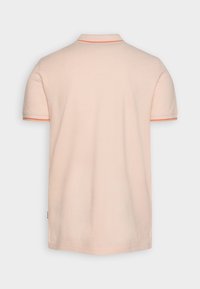 Kurzärmliges Poloshirt aus pale-peach Baumwolle, mit einem kontrastierenden orangen Streifen entlang des Kragens und der Ärmelenden. Rückansicht dargestellt.