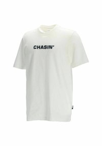 Weißes Baumwoll-T-Shirt mit kurzen Ärmeln. Trägt auf der Brust den auffälligen schwarzen Schriftzug "CHASIN'". Einfaches Design, Rundhalsausschnitt und lockere Passform.