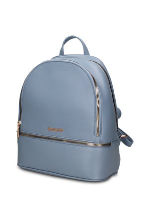 Kleine lichtblauwe leren rugzak met dubbele gouden ritsen, een bovenhandvat en verstelbare schouderbanden, met een voorvak en merkembleem.