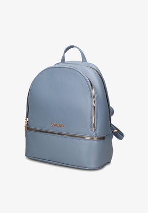 Kleiner hellblauer Leder-Rucksack mit doppeltem goldfarbenem Reißverschluss, einem oberen Griff und verstellbaren Schultergurten, mit einer Vorderfachtasche und Markenlogo.