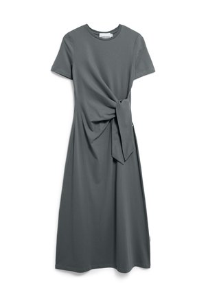 Donkergrijze midi-jurk met korte mouwen en een zijstrikdetail in de taille, gemaakt van gladde stof.