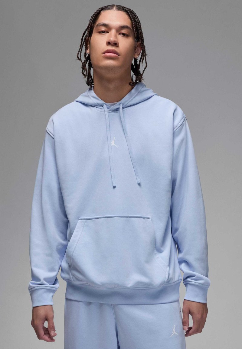 Moletom azul claro feito de tecido macio, com um bolso tipo canguru, punhos canelados e um pequeno logotipo branco no peito.