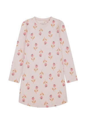 Junges Mädchen mit blondem Haar, steht barfuß und trägt ein hellrosa langärmliges Kleid mit kleinem Blumenmuster.