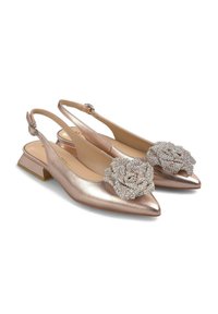 Metaliczne, różowozłote buty slingback, spiczaste, z niskim blokowym obcasem, z teksturowanym akcentem w kształcie kryształowego kwiatu na każdym palcu.