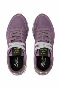 Scarpe da atletica viola con lacci e rifiniture bianche. Presentano una soletta nera con dettagli dorati e una parte superiore in tessuto testurizzato.