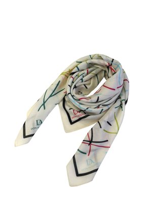 Pañuelo de seda blanco con líneas abstractas multicolores y borde negro, doblado en un remolino suelto.