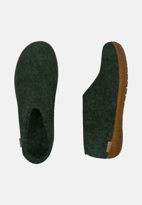 Pantofole in feltro verde scuro con una superficie liscia e una suola in gomma marrone flessibile. Presentano un design slip-on senza lacci.