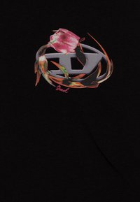 T-shirt nera in tessuto con una grafica di un logo stilizzato intrecciato con una rosa rosa e foglie verdi, con la parola "Diesel" in rosa sottostante.