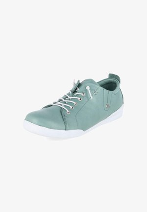 Baskets basses vertes en cuir avec lacets blancs et semelle en caoutchouc blanche, présentées sous un léger angle sur fond blanc.
