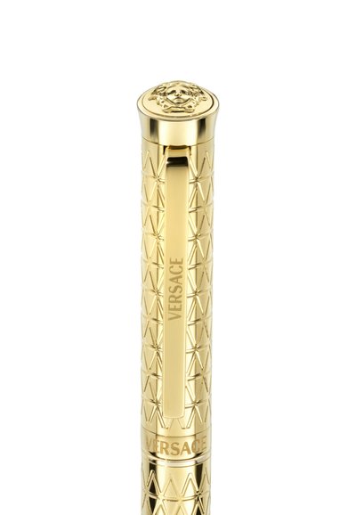 Bolígrafo dorado con un patrón texturizado de diamantes, presentado con una tapa en forma de cabeza de león, grabado "VERSACE" y un clip robusto para su sujeción.