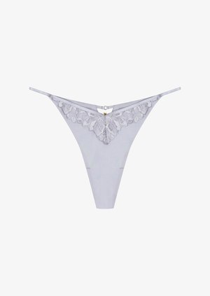 Jasnoszare stringi wykonane z miękkiego materiału, z koronkowymi dodatkami z przodu, z akcentem w formie dziurki oraz cienkimi ramiączkami.