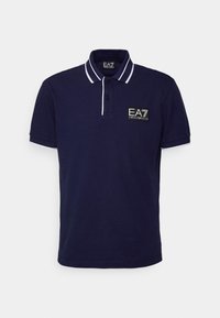 Mörkblå pikétröja med vit kant på kragen och ärmarna, EA7 Emporio Armani-logotyp på vänster bröst och etiket på kragen.