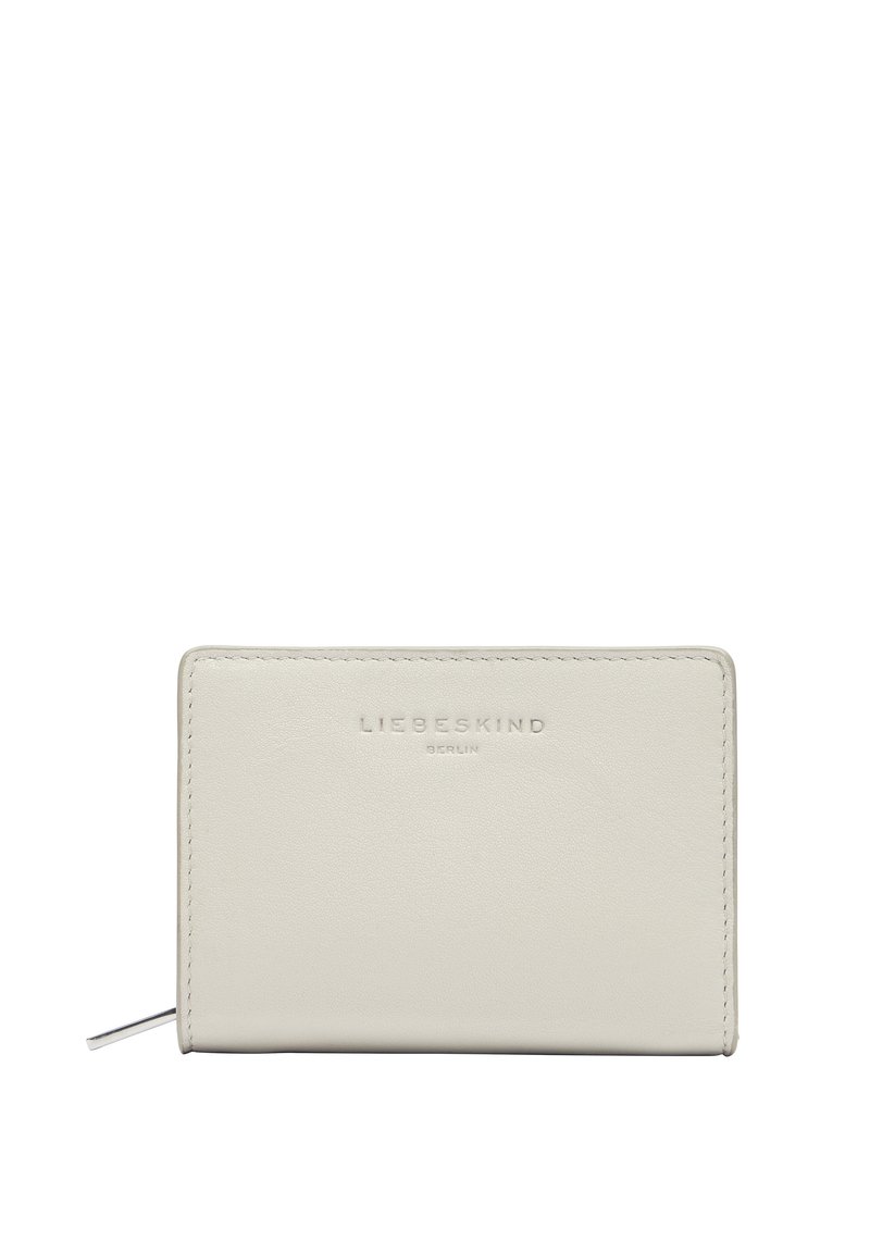 Cartera de cuero gris claro con una textura suave, logotipo en relieve en la parte frontal y un diseño rectangular simple. Cierre lateral con cremallera para un fácil acceso.