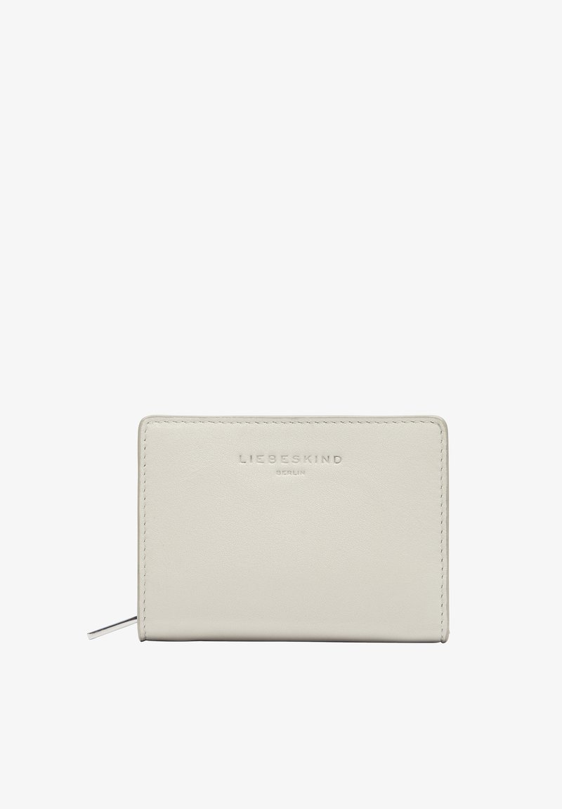 Cartera de cuero gris claro con una textura suave, logotipo en relieve en la parte frontal y un diseño rectangular simple. Cierre lateral con cremallera para un fácil acceso.