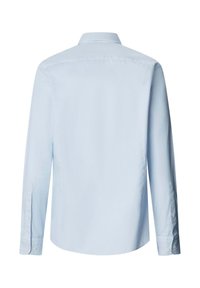 Jasnoniebieska koszula na długi rękaw z guzikami, widziana od tyłu, z klasycznym kołnierzykiem i mankietami zapinanymi na guziki.