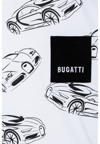 T-shirt bianca con schizzi di auto Bugatti neri e una toppa nera con la scritta "BUGATTI" ricamata in bianco. Materiale in cotone, design casual.