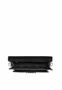 Czarna zamszowa torebka kopertówka z złotą klamrą, z teksturowanym wnętrzem o subtelnym wzorze. Zasuwana konstrukcja, prostokątny kształt.