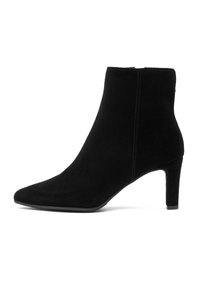 Stivaletti neri in suede alla caviglia con punta affusolata, tacco sottile e design senza giunture, caratterizzati da una texture opaca e senza hardware visibile.
