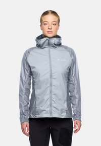 Hellgraue wasserdichte Jacke mit hohem Kragen und verstellbarem Kapuze, die eine glatte Textur und einen Reißverschluss vorne hat.