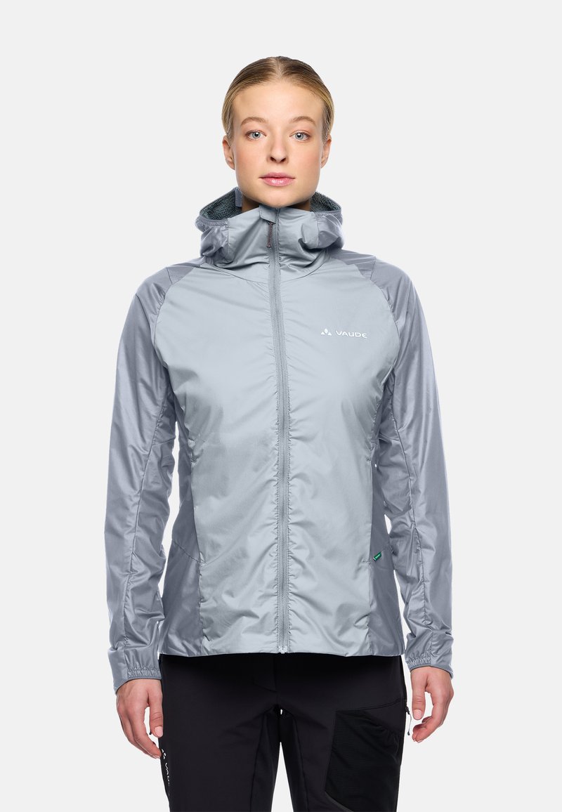 Hellgraue wasserdichte Jacke mit hohem Kragen und verstellbarem Kapuze, die eine glatte Textur und einen Reißverschluss vorne hat.