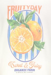 Illustration einer Orange mit grünen Blättern, Text "Fruchtiger Tag", "Süß & Saftig", "Bio-Bauernhof" und "Sei glücklich, sei entspannt jeden Tag."