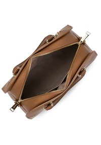 Bruine leren handtas met gouden rits en hardware. Brede opening onthult een gevoerde binnenkant. Glad oppervlak, gestructureerd ontwerp, dubbele handvatten.