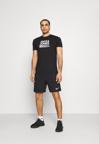 Jack & Jones Performance - JCOZ SPORT LOGO TEE 2 PACK - Nyomott mintás póló - black/forest night Miniatűr kép 1