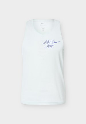 Bijeli sportski top bez rukava s perforiranim materijalom i ljubičastim stiliziranim logotipom "N7" te Nike natpisom na prsima.