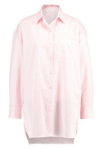 Camicetta a righe rosa e bianche in tessuto leggero. Presenta un colletto classico, maniche lunghe, tasca frontale e orlo arrotondato.