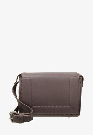 Prostokątna torba na ramię w gładkiej, stonowanej skórze w kolorze mauve z klapą, regulowanym paskiem i subtelnymi detalami przeszycia.