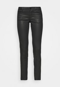 Jeans ajustados de imitación cuero negro con una textura suave, ajuste slim, diseño de cinco bolsillos y detalles de metal en el botón y las cremalleras.