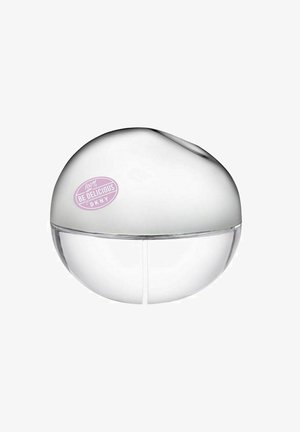 Pyöreä lasinen parfyymipullo kiiltävällä hopeanvärisellä kannella. Kirkas alaosa näyttää pullon sisällä olevaa nestettä. Etiketissä lukee "100 % BE DELICIOUS DKNY."