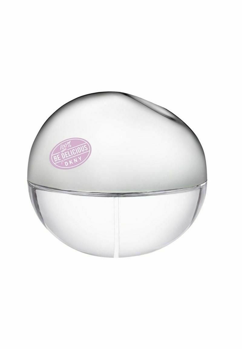 Rund glasparfymflaska med ett glänsande, silverfärgat lock. Den klara nedre sektionen visar vätska inuti. Etiketten lyder "100% BE DELICIOUS DKNY."