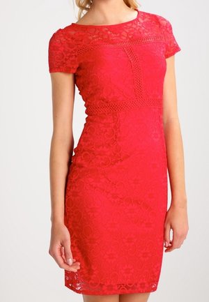 Rode kanten jurk met korte mouwen, nauwsluitende pasvorm, ingewikkelde bloemmotieven en een subtiele textuur met doorschijnende accenten bij de halslijn.