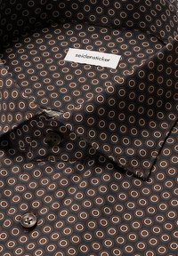 Camicia scura a motivi con disegni circolari marroni e bianchi, bottoni neri e un'etichetta "seidensticker" visibile all'interno del colletto.