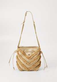 Beige geweven emmerzak met franjes in chevronpatronen, gouden kettingriem, trekkoord-zijden en een klein gouden embleem aan de voorkant.