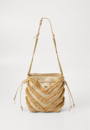 Beezist nööriga ämbritask, millel on frantsiiside chevron-mustrid, kuldne kett ja tõmbluku külgedel, ning väike kuldne embleem ees.