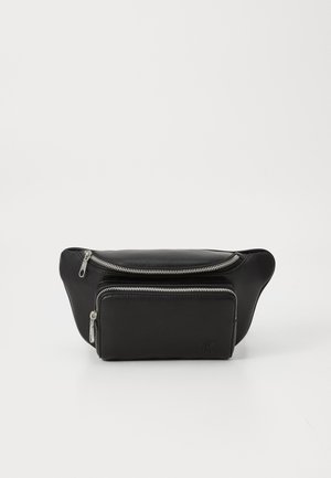 Pachet de talie din piele neagră cu două compartimente cu fermoar, textură netedă, formă rotunjită și logo gravat pe partea din față. Accente din metal argintiu.