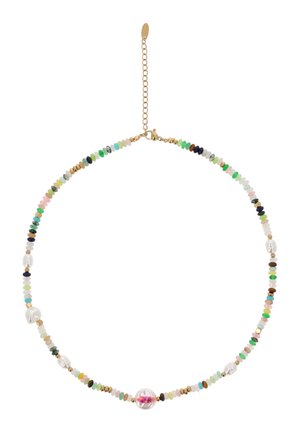 Finom gyöngyfűzött nyaklánc kis, többszínű kövekkel, arany elválasztó gyöngyökkel, szabálytalan fehér gyöngyökkel és középen egy átlátszó rózsaszín gyönggyel.