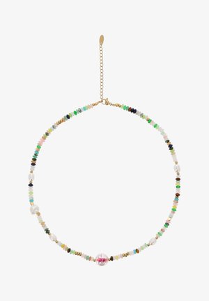 Zarte Perlenkette mit kleinen, mehrfarbigen Steinen, goldenen Zwischenperlen, unregelmäßigen weißen Perlen und einer zentralen transparenten rosa Perle.
